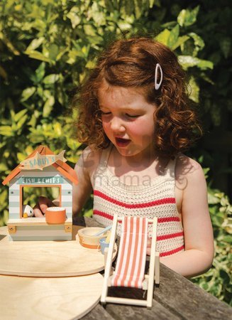 Drevený stánok s občerstvením na pláži Sandy´s Beach Hut Tender Leaf Toys s lehátkom a 3 figúrky čajok