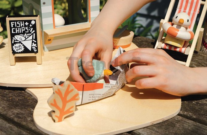 Drevený stánok s občerstvením na pláži Sandy´s Beach Hut Tender Leaf Toys s lehátkom a 3 figúrky čajok