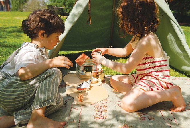 Drevený stánok s občerstvením na pláži Sandy´s Beach Hut Tender Leaf Toys s lehátkom a 3 figúrky čajok