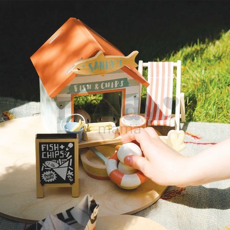 Drevený stánok s občerstvením na pláži Sandy´s Beach Hut Tender Leaf Toys s lehátkom a 3 figúrky čajok