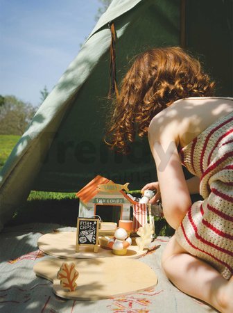 Drevený stánok s občerstvením na pláži Sandy´s Beach Hut Tender Leaf Toys s lehátkom a 3 figúrky čajok