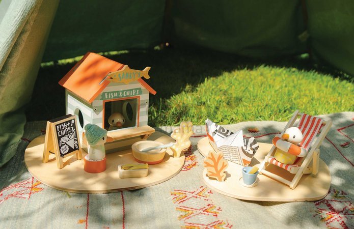Drevený stánok s občerstvením na pláži Sandy´s Beach Hut Tender Leaf Toys s lehátkom a 3 figúrky čajok