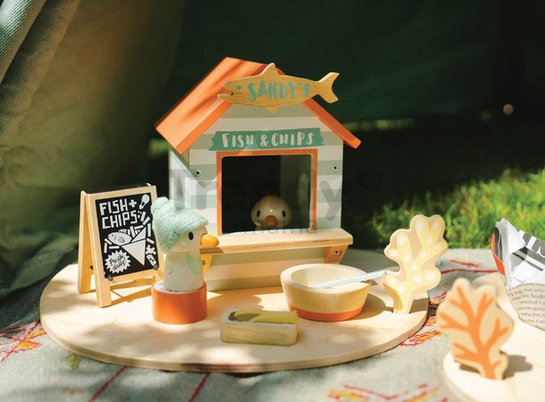Drevený stánok s občerstvením na pláži Sandy´s Beach Hut Tender Leaf Toys s lehátkom a 3 figúrky čajok
