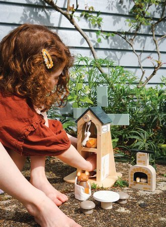 Drevený veterný mlyn Penny Windmill Tender Leaf Toys s pecou na pečenie chleba a 3 figúrky myšiek