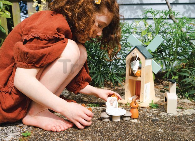 Drevený veterný mlyn Penny Windmill Tender Leaf Toys s pecou na pečenie chleba a 3 figúrky myšiek