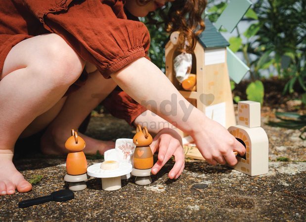 Drevený veterný mlyn Penny Windmill Tender Leaf Toys s pecou na pečenie chleba a 3 figúrky myšiek