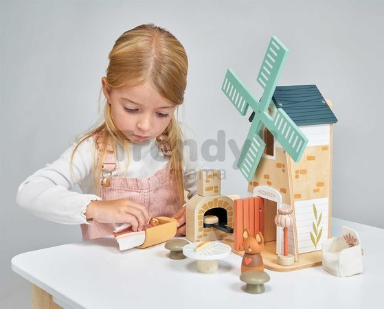 Drevený veterný mlyn Penny Windmill Tender Leaf Toys s pecou na pečenie chleba a 3 figúrky myšiek