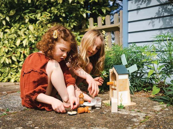 Drevený veterný mlyn Penny Windmill Tender Leaf Toys s pecou na pečenie chleba a 3 figúrky myšiek