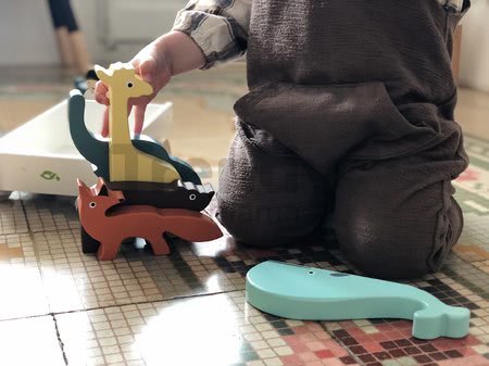 Drevený chlapček a dievčatko so zvieratkami The Friend Ship Tender Leaf Toys na vozíku, 12 dielov