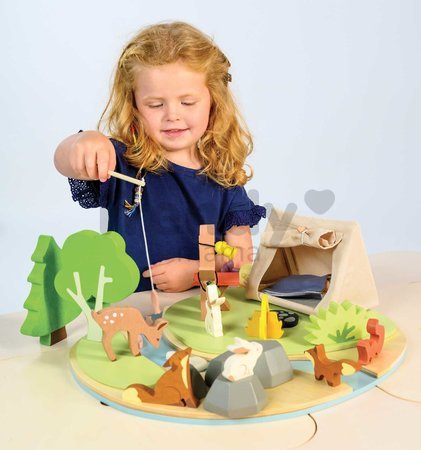 Drevené táborisko so stanom a ohniskom Wildlife Camping Playset Tender Leaf Toys s figúrkami zvieratiek