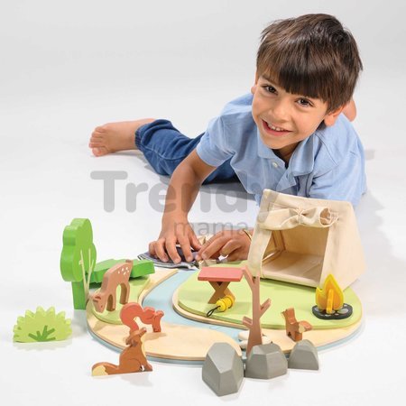 Drevené táborisko so stanom a ohniskom Wildlife Camping Playset Tender Leaf Toys s figúrkami zvieratiek