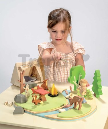 Drevené táborisko so stanom a ohniskom Wildlife Camping Playset Tender Leaf Toys s figúrkami zvieratiek