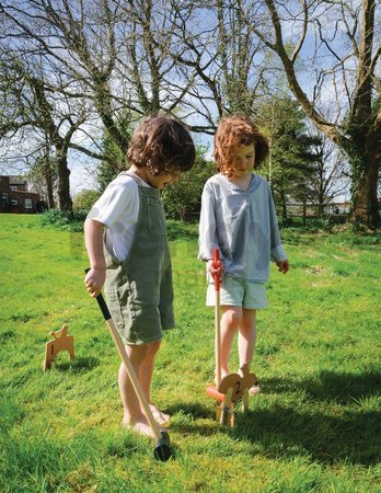 Drevená sada na kroket Woodland Indoor Croquet Set Tender Leaf Toys 2 palice s loptičkami a 6 bránok v tvare zvieratiek v plátenej taške