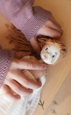 Drevená bábika v šatách Ferne Wooden Doll Tender Leaf Toys s pohyblivými rukami a nohami 25 cm výška