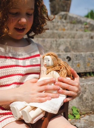 Drevená bábika v šatách Ferne Wooden Doll Tender Leaf Toys s pohyblivými rukami a nohami 25 cm výška