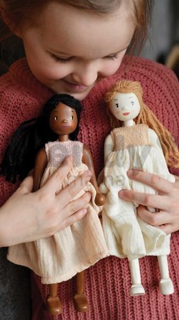 Drevená bábika v šatách Ferne Wooden Doll Tender Leaf Toys s pohyblivými rukami a nohami 25 cm výška