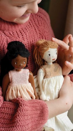 Drevená bábika v šatách Ferne Wooden Doll Tender Leaf Toys s pohyblivými rukami a nohami 25 cm výška