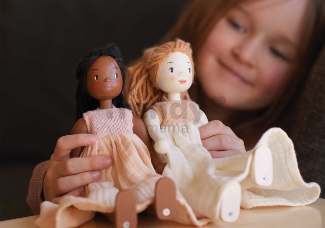 Drevená bábika v šatách Ferne Wooden Doll Tender Leaf Toys s pohyblivými rukami a nohami 25 cm výška