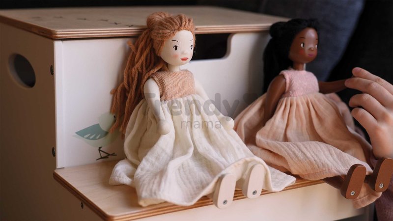 Drevená bábika v šatách Lola Wooden Doll Tender Leaf Toys s pohyblivými rukami a nohami 25 cm výška