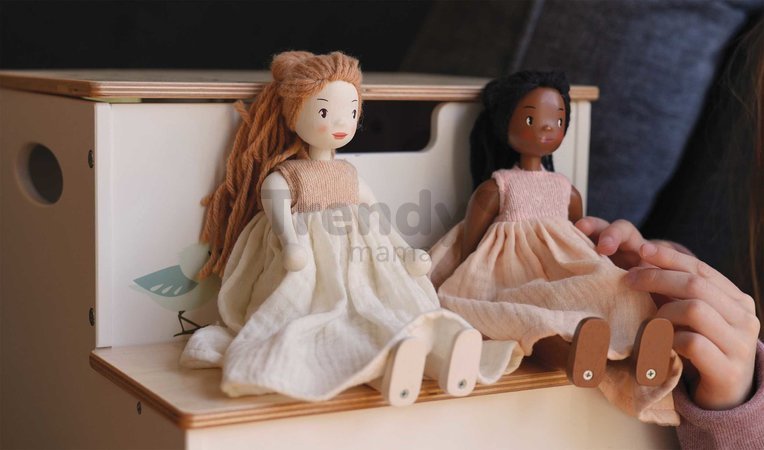 Drevená bábika v šatách Ferne Wooden Doll Tender Leaf Toys s pohyblivými rukami a nohami 25 cm výška