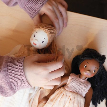 Drevená bábika v šatách Ferne Wooden Doll Tender Leaf Toys s pohyblivými rukami a nohami 25 cm výška