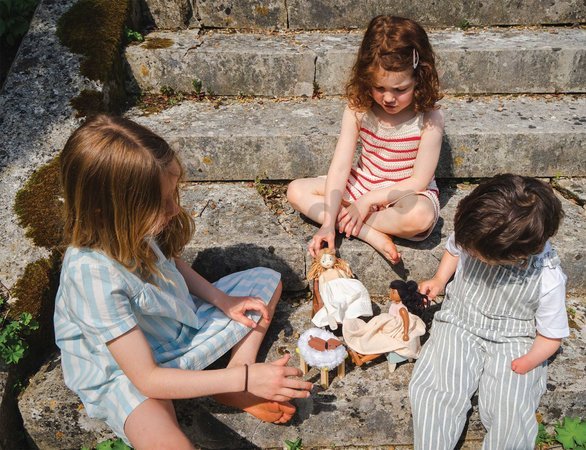 Drevená bábika v šatách Ferne Wooden Doll Tender Leaf Toys s pohyblivými rukami a nohami 25 cm výška