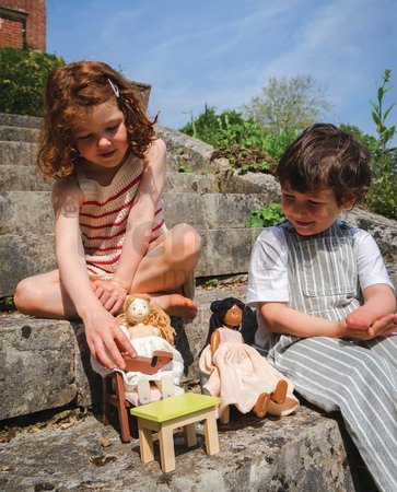 Drevená bábika v šatách Ferne Wooden Doll Tender Leaf Toys s pohyblivými rukami a nohami 25 cm výška