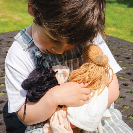 Drevená bábika v šatách Ferne Wooden Doll Tender Leaf Toys s pohyblivými rukami a nohami 25 cm výška