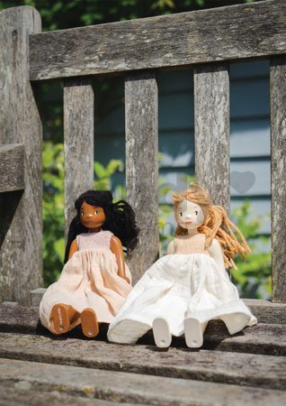 Drevená bábika v šatách Ferne Wooden Doll Tender Leaf Toys s pohyblivými rukami a nohami 25 cm výška