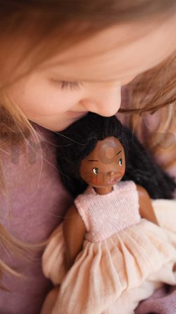 Drevená bábika v šatách Lola Wooden Doll Tender Leaf Toys s pohyblivými rukami a nohami 25 cm výška