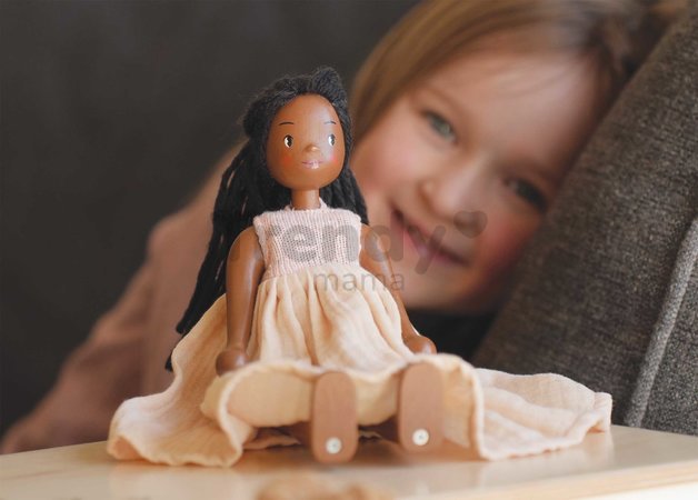 Drevená bábika v šatách Lola Wooden Doll Tender Leaf Toys s pohyblivými rukami a nohami 25 cm výška