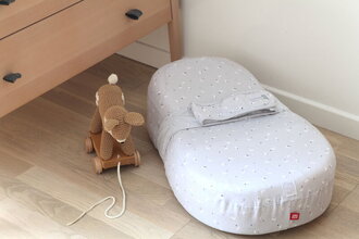 Hniezdo na spanie pre bábätká Cocoonababy® 10° Jersey Moon & Stars Red Castle s napínací plachtou s jemným vzorem od 0-3 měs