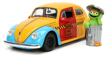 Autíčko Sesame Street VW Beetle 1959 Jada kovové s otvárateľnými časťami a figúrkou Oscar dĺžka 16,5 cm 1:24