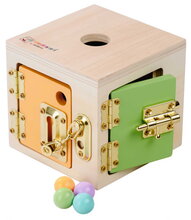 Drevená kocka so zámkami Montessori Lock Cube Eichhorn 4 rôzne uzatváracie mechanizmy od 3 rokov EH6054