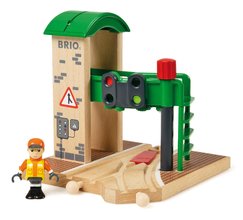 Drevená signálna stanica s figúrkou Signal Station BRIO s manuálnym ovládaním výhybky od 3 rokov BRIO6740