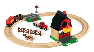 Drevená vláčikodráha Farma Railway Set Farm BRIO 20 dielov s vláčikom traktorom a magnetický žeriav od 3 rokov BRIO7198