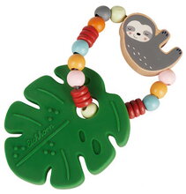 Drevená hrkálka Baby Grasping Toy Teething Leaf BeWild Eichhorn s hryzátkom v tvare listu od 3 mes