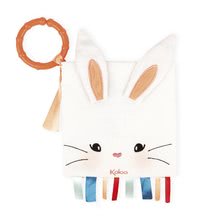 Textil könyv nyuszi The Rabbit in Love Activity Book Kaloo karikával legkisebbeknek 0 hó-tól