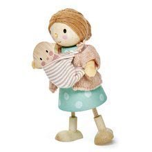 Figurină mamă cu bebeluș din lemn Mrs Goodwood Tender Leaf Toys în jerseu cu marsupiu