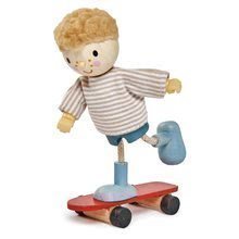 Figurină băiețel din lemn Edward And His Skateboard Tender Leaf Toys în tricou