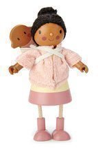 Figurină din lemn cu un bebeluș Mrs. Forrester Tender Leaf Toys în geacă roz