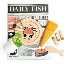 Tradičná anglická večera rybárov Fish and Chips supper Tender Leaf Toys v novinovom papieri (drevená)