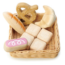 Drevený košík s pekárskymi výrobkami Bread Basket Tender Leaf Toys chlieb a rohlíky