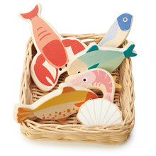 Dřevěný košík s mořskými plody Seafood Basket Tender Leaf Toys s rybami a mušlemi