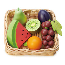 Drevený košík s ovocím Fruity Basket Tender Leaf Toys s hroznom hruškou melónom a slivkou