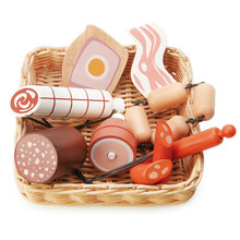 Drevený košík s údeninami Charcuterie Basket Tender Leaf Toys so šunkou párkami klobásou a salámou