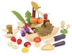 Dřevěný košík na sbírání lesních plodů Wild Wood Forgaing Trug Tender Leaf Toys s houbami jablíčky jahodami