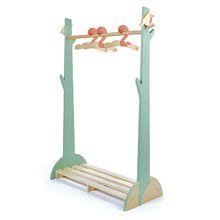 Drevený detský šatník Forest Clothes Rail Tender Leaf Toys s 3 vešiakmi a vtáčikmi