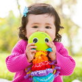 Hrajúca húsenica Hug and Tug Musical Bug Infantino s uspávankou a zrkadielkom od 0 mes