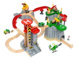 Drevená vláčikodráha s magnetickým žeriavom v horách Cargo Mountain Set BRIO 49 dielov s nákladným výťahom vláčikom a helikoptéra s autíčkom a 2 figúr